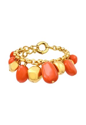 Bracelet chaîne en or avec des breloques ovales lisses grandes orange et or alternées sur fond blanc.