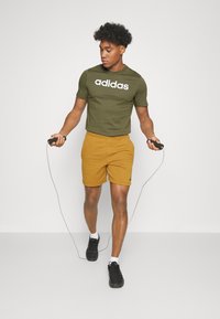 adidas Sportswear ESSENTIALS SINGLE LINEAR EMBROIDERED - Apdrukāts T-krekls - olive strata