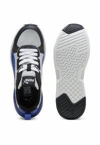 PUMA tenisky s vrchnou časťou z materiálu mesh v sivej a čiernej farbe s modrými akcentmi, bielymi šnúrkami a gumovou podrážkou s textúrovaným vzorom.
