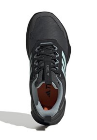 Černá sportovní bota s texturovaným svrškem, světle modrými pruhy, síťovanou podšívkou a černou gumovou podrážkou. Obsahuje poutko na patě.