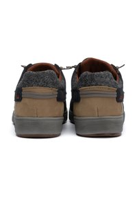 Chaussures en cuir marron avec une tige en feutre gris, des accents bleu foncé et des détails contrastants en tan. Équipées d'une semelle en caoutchouc lisse et d'un système de laçage.