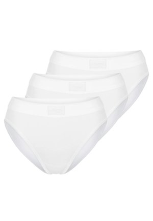 Tre hvide bomuldsunderbukser til kvinder stablet med brede elastiske linninger og et lille centreret mærke på hver linning.