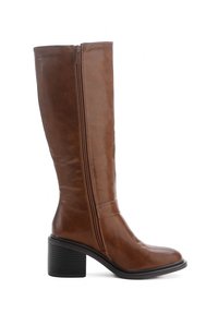 Bota de cuero marrón hasta la rodilla con tacón cuadrado, cremallera lateral y textura suave. Cuenta con una punta redondeada y detalles de costura sutiles.