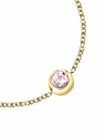 Bracciale in oro con una pietra preziosa rotonda di colore rosa incastonata in un accento circolare dorato. La catena presenta forme ovali collegate per aggiungere texture.