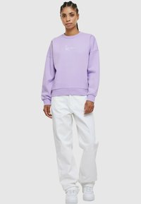 Karl Kani SMALL SIGNATURE ESSENTIAL CREW - Mikina - lilac