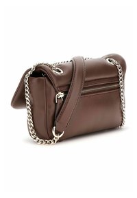 Sac à main en faux cuir marron avec une bandoulière en chaîne, de forme rectangulaire, à fermeture éclair supérieure et détails sur le côté. Accents métalliques sur la bandoulière.