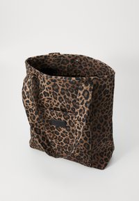 Τσάντα tote με σχέδιο λεοπάρ, σε μαύρες αποχρώσεις, φτιαγμένη από υφή υφάσματος, με μεγάλα χερούλια και ανοιχτό σχεδιασμό στην κορυφή.