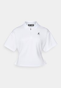 Balta trumpa polo marškinėlių su užtrauktuko apykakle, trumpomis rankovėmis ir logotipu ant krūtinės. Pagaminta iš lygaus, kvėpuojančio audinio.