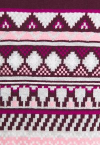 Gestrickter Stoff mit geometrischen Mustern in Burgunder, Weiß, Pink und Lila. Das Design umfasst Herzen und Rauten auf horizontalen Streifen.