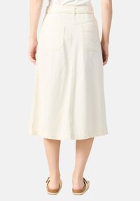 Valkoinen farkkukangas midi-hame, jossa näkyvät saumat, kaksi takataskua ja liehuva muotoilu. Sileä rakenne ja yksivärinen.