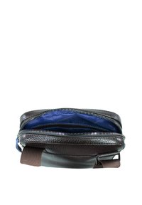 Borsa a tracolla in pelle di colore marrone scuro con scomparti a doppia cerniera e rivestimento in tessuto blu. Superficie texturizzata con tracolla regolabile.