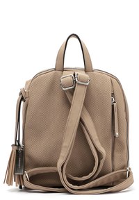 Mochila de cuero perforado color marrón claro con cierre de cremallera, correas ajustables, asas de transporte y un detalle de borlas en el lateral.