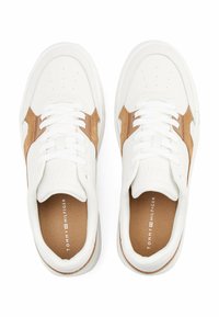 Sneaker bianche con parte superiore in pelle liscia, dettagli in camoscio color tan, punta perforata e lacci bianchi piatti. Suola in gomma con logo all'interno.