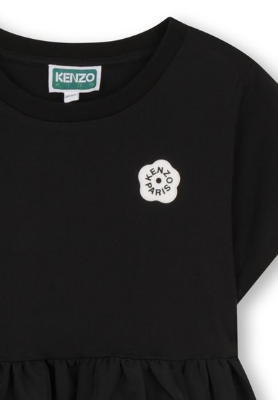 Robe noire pour enfants, manches courtes, encolure ronde, jupe froncée, avec petit logo de fleur blanche indiquant "KENZO PARIS" sur la poitrine.
