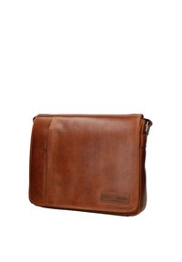 Borsa a tracolla in pelle marrone con una texture liscia e chiusura a patta. Caratterizzato da una tasca laterale e dettagli di marca nella parte inferiore.