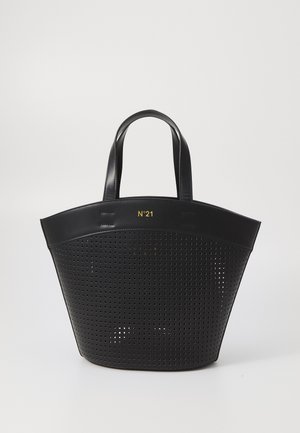 Schwarze, perforierte Tragetasche mit strukturiertem Design, doppelten Griffen, fettem "N°21" Logo in Gold und glatten Lederakzenten an der Oberseite.