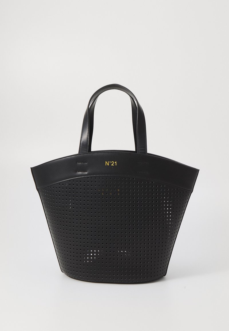 Svart perforerad tote-väska med strukturerad form, dubbla handtag, kraftig "N°21" logotyp i guld och släta läderdetaljer på toppen.
