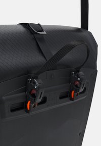 Borsa nera, texture con forma cilindrica. Presenta spalline regolabili, accessori neri e arancioni e un esterno resistente e impermeabile.