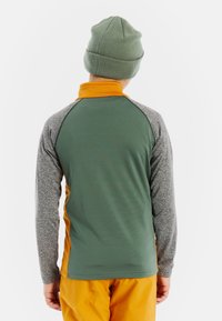Tričko s dlhým rukávom, zelena zadná strana, šedé rukávy a oranžový golier. Hladká tkanina, atletický strih, s kontrastným farebným dizajnom.