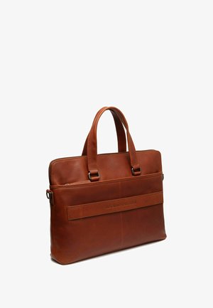 Borsa per laptop in pelle marrone con doppio manico superiore, chiusura con zip e tasca frontale con logo impresso. Texture liscia e forma rettangolare.