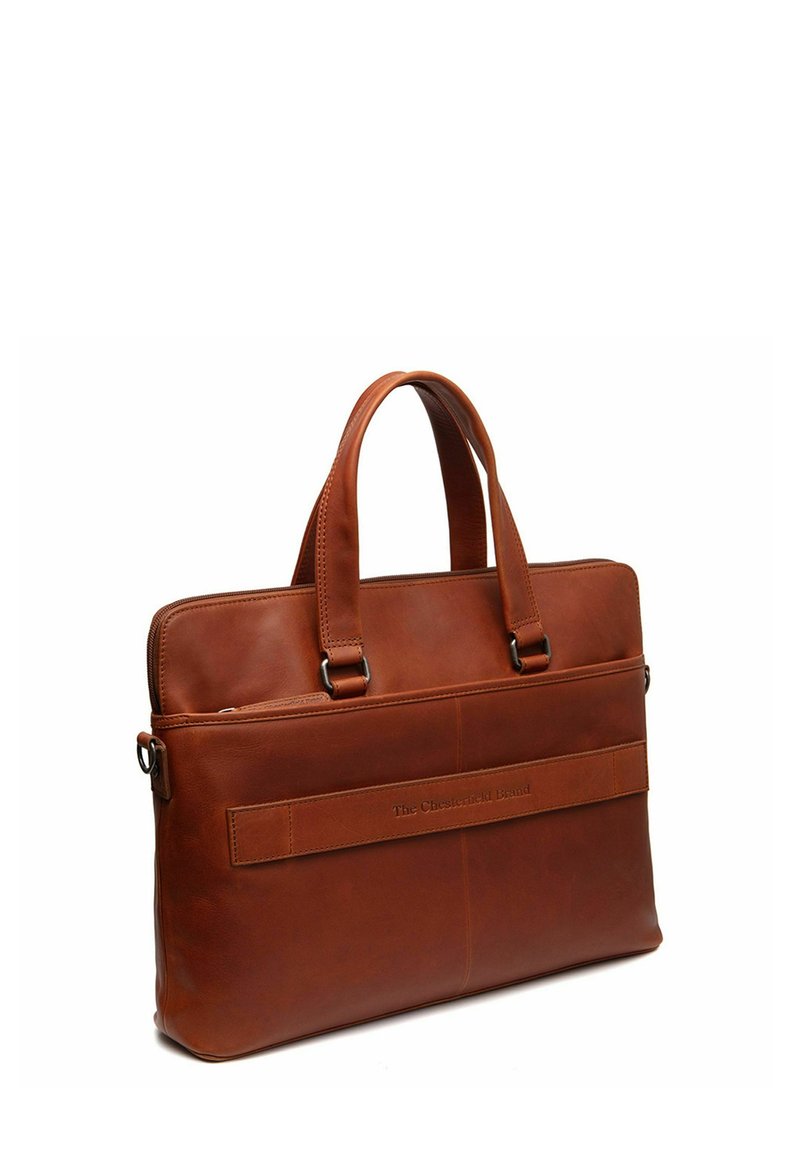 Sacoche en cuir marron pour ordinateur portable avec deux poignées supérieures, fermeture zippée et poche avant arborant un logo en relief. Texture lisse et forme rectangulaire.