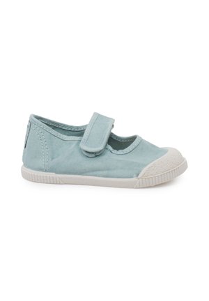 Zapato infantil de tela azul claro con puntera de goma blanca, suela blanca y una única tira de Velcro en la parte superior.