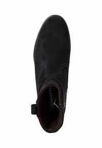 Černé semišové kotníkové boty s kulatou špičkou, dekoračním prošíváním, bočním zipem a poutkem na patě. Vnitřek vyložený tmavým materiálem.
