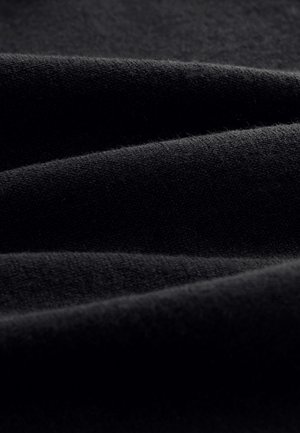 Crna teksturirana tkanina sa mekim, glatkim valovima, s finim uzorkom pletenja. Materijal izgleda lagano i blago vunasto.