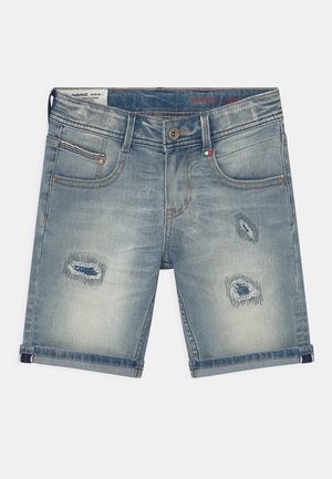 Shorts en denim bleu clair avec ourlets roulés, bouton et fermeture éclair à l'avant, trois poches et trois détails de patchs effilochés sur les jambes.