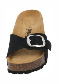 Zwarte slidesandaal met een textuur, gevoerde binnenzool, kurken tussenzool en een grote zilveren gespsluiting op een brede band. Ontworpen voor comfort en ondersteuning.