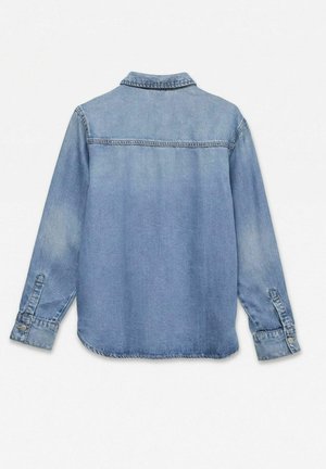 Világoskék farmer hosszú ujjú ing gombos mandzsettával, hátulnézetből, fehér háttér előtt.