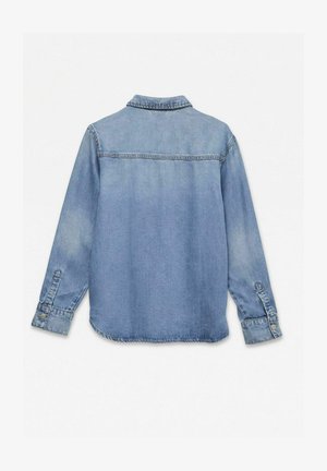 Világoskék farmer hosszú ujjú ing gombos mandzsettával, hátulnézetből, fehér háttér előtt.