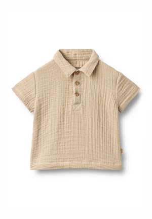 Polo beige de manga corta hecho de tela texturizada, con cuello con solapa, tres botones de madera y dobladillo rectangular.