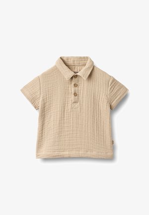 Polo beige de manga corta hecho de tela texturizada, con cuello con solapa, tres botones de madera y dobladillo rectangular.