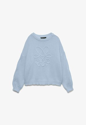 Gaiši zils adīts džemperis ar apaļu apkakli, pūtīšu piedurknēm un reljefu grafisku rakstu priekšpusē. Mīksta tekstūra, īss piegriezums.