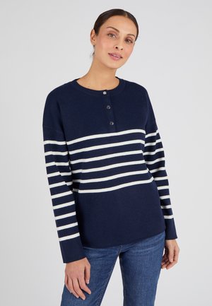 Pull bleu marine avec des rayures horizontales blanches, col rond et patte de boutonnage à trois boutons. Manches longues avec une coupe décontractée, en tissu tricoté texturé.