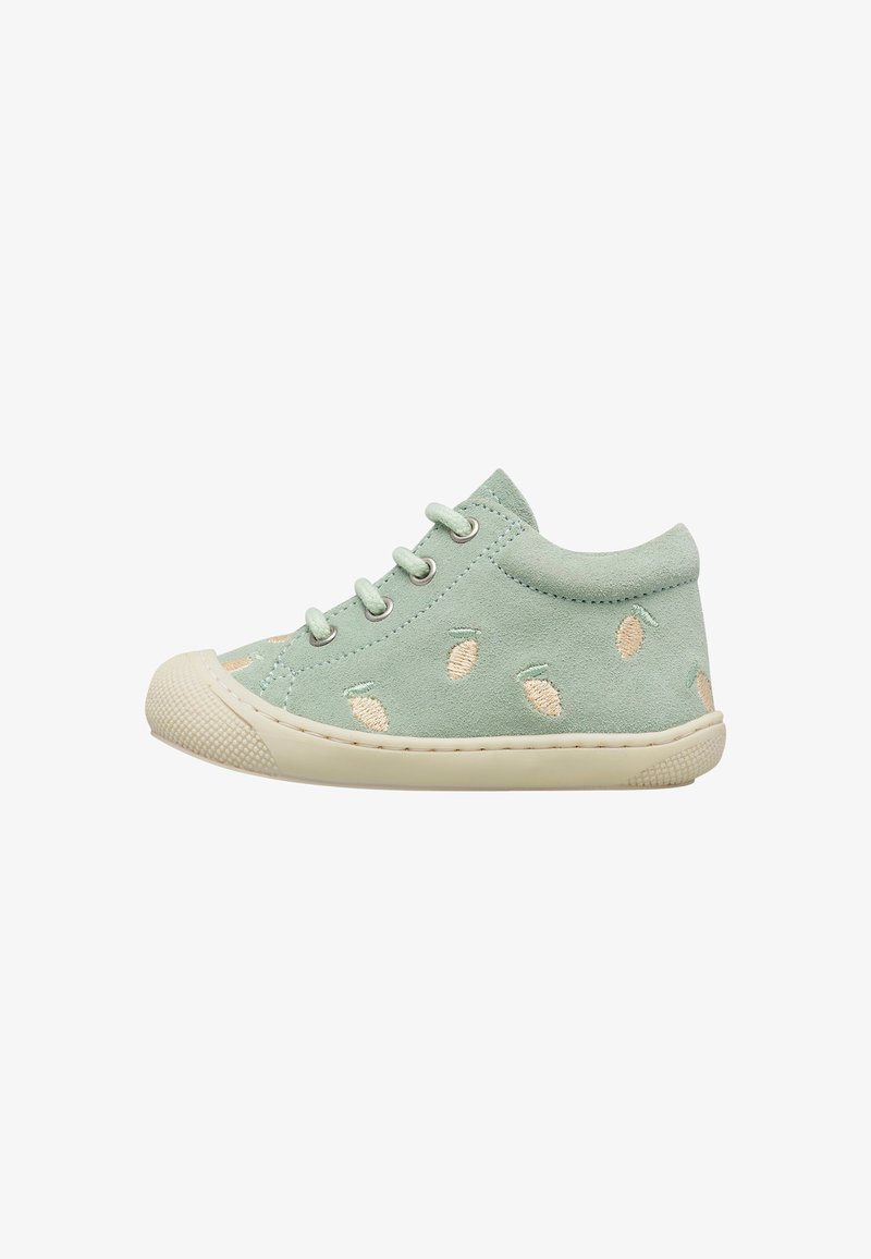 Chaussure pour tout-petit vert clair avec semelle souple, lacets à l'avant et motifs de glands brodés beiges sur matériau en suède.