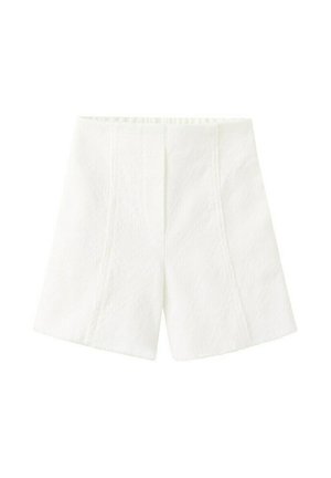 Shorts en éponge blanche avec taille haute et détails subtils de coutures verticales, conçus pour un usage décontracté ou détente.