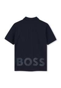 Polo à manches courtes de couleur marine avec un col classique. Grand logo "BOSS" bien visible en lettres audacieuses et légèrement texturées au dos.