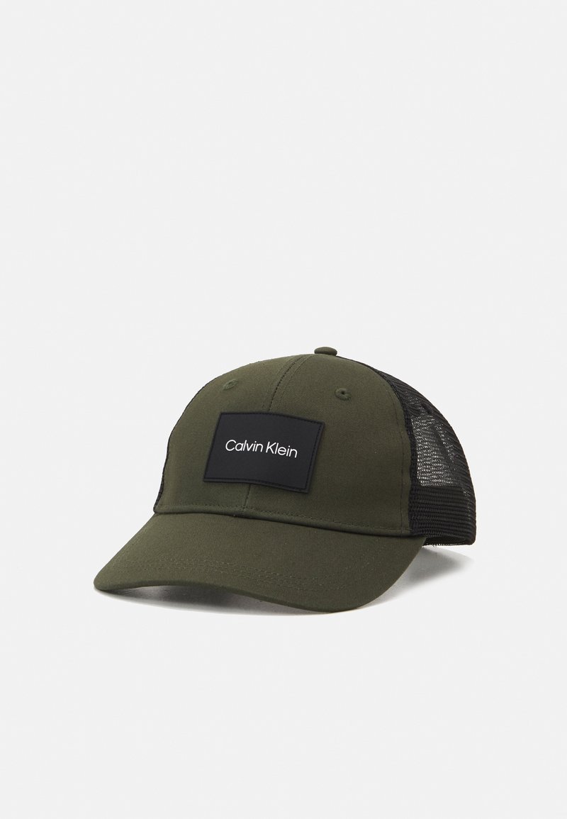 Casquette de baseball vert olive avec un dos en mesh noir et un écusson noir à l'avant affichant "Calvin Klein" en texte blanc.