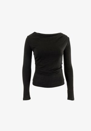 Chemise noire à manches longues avec un col bateau, fabriquée dans un tissu lisse et extensible. Présente des détails froncés sur le côté pour une texture supplémentaire.