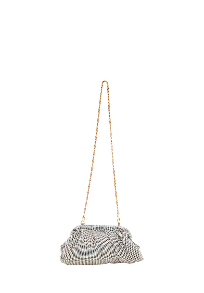 Clutch bag in tessuto a quadretti grigio e bianco, con un design plissettato, tracolla in catena dorata e forma arrotondata.
