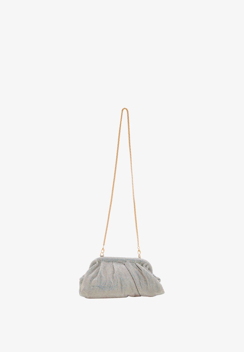 Texturiertes graues und weißes kariertes Stoff-Clutch mit einem gefältelten Design, goldener Kettenriemen und abgerundeter Form.