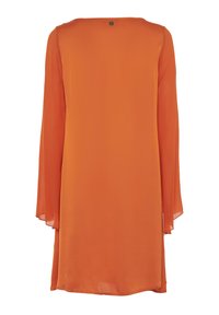 Abito arancione fluente con maniche lunghe a campana. Realizzato in un tessuto leggero, presenta un colletto rotondo e un'etichetta con logo sul retro.