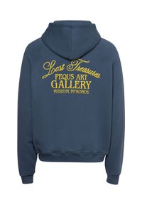 Tamnoplava dukserica od mekanog materijala. Na leđima žuti vezeni natpisi: "Lost Treasures", "PEQUS ART GALLERY", "MUSEUM, MYKONOS".