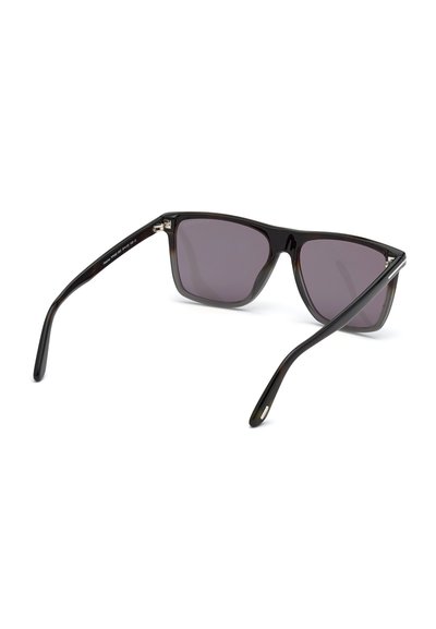 Occhiali da sole in plastica nera con lenti grigie, forma quadrata, dettagli in metallo sulle montature e aste dritte. Design semplice e moderno.