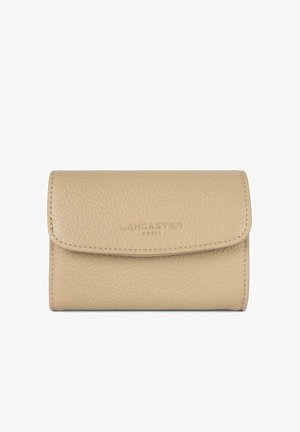 Portafoglio in pelle beige con finitura testurizzata e chiusura a pattina. Presenta il testo impresso "LANCASTER PARIS" nella parte frontale.
