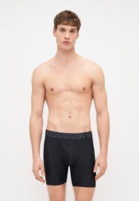 Fekete boxernadrág testhezálló kivitelben, széles derékpánttal, amelyen szürke "ARMOUR" felirat található. Simák, rugalmas anyagból készültek.