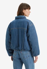 Levi's® 90S PADDED TRUCKER - Denimová bunda - blue denim