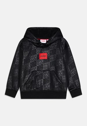 Haut à capuche noir avec un motif texturé et un logo imprimé. Il a une poche kangourou à l'avant et un écusson logo rouge. Tissu doux, capuche ajustable.